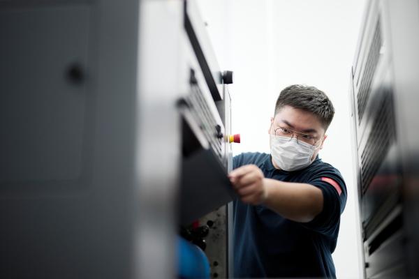 年(nián)輕小(xiǎo)夥憑借印刷技(jì)術(shù)成世界冠軍：在所有(yǒu)選手中做(zuò)到(dào)了(le)最好(hǎo)，以後要(yào)當最好(hǎo)的(de)教練